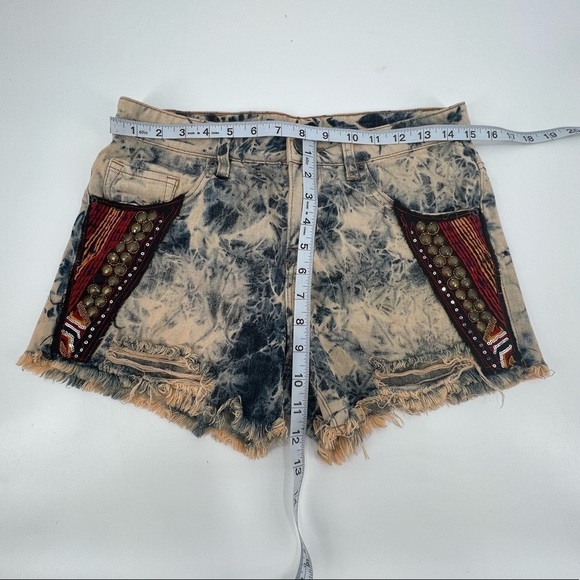 BDG Freja Mid Rise Vintage Fit Cut Off Embellished Jean Shorts Size 26 W - Picture 5 of 8